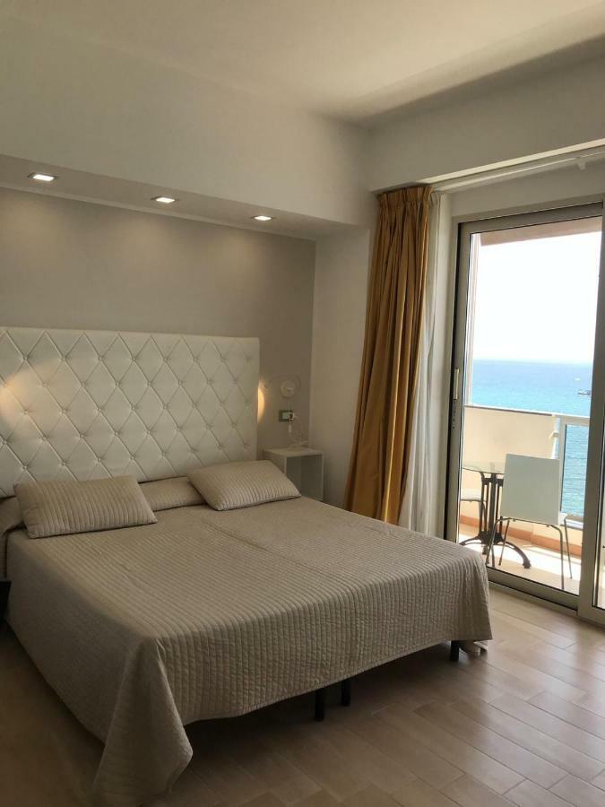 Ig-Tysandros Hotel Apartments Giardini Naxos Eksteriør billede